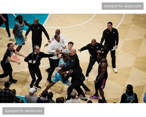 活塞黄蜂爆发大规模冲突，斯图尔特冲入场内追打布里奇斯致四人驱逐