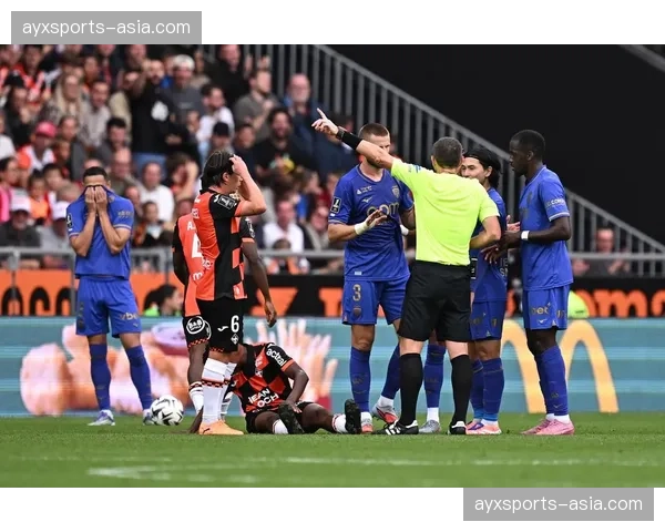 战术前瞻：面对梅斯的密集防守，兰斯或将依靠两翼球员的反复冲刺寻找空间